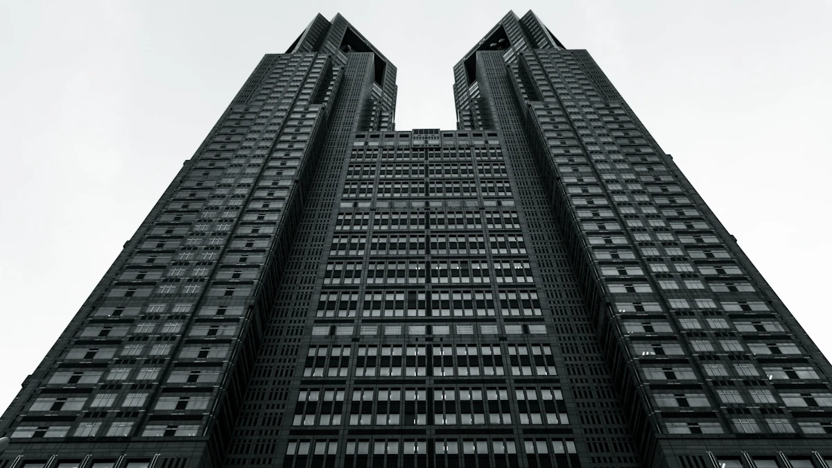 窓の多い高層ビル