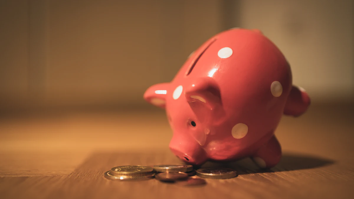 コインの横に置かれたピンクの豚の貯金箱