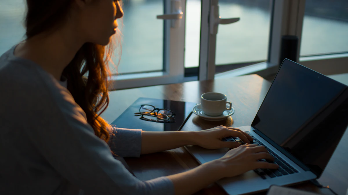 テーブルでノートPCを使う女性