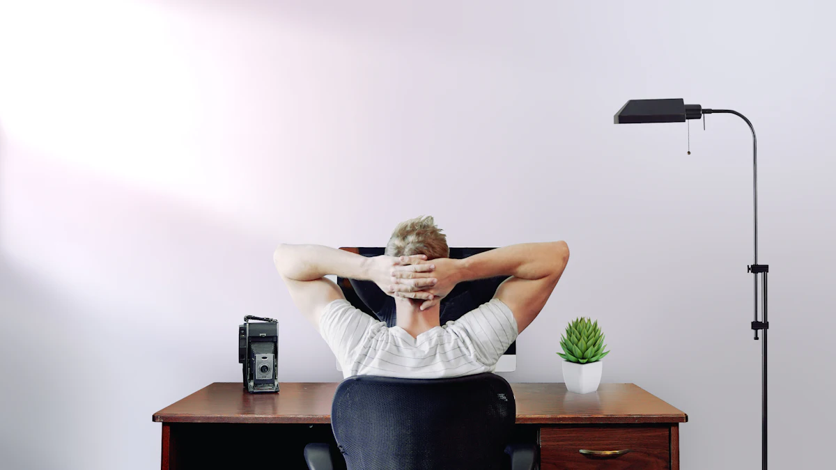 PCの前で頭を抱える男性