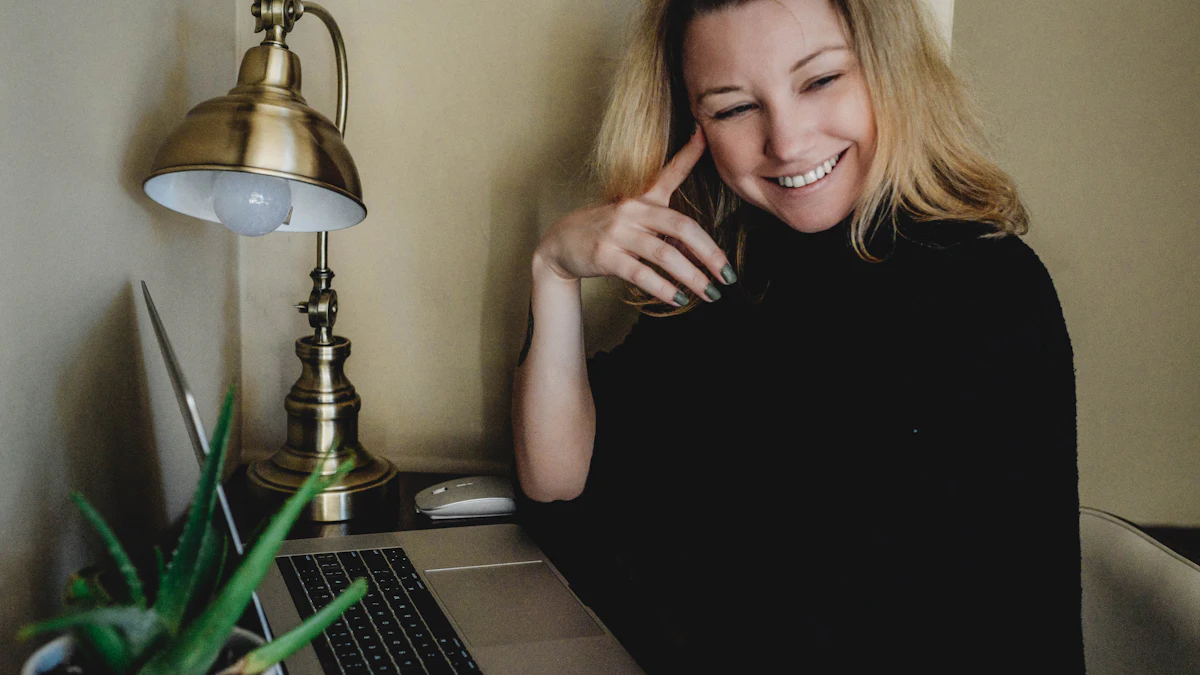 ノートPCの前に座る女性