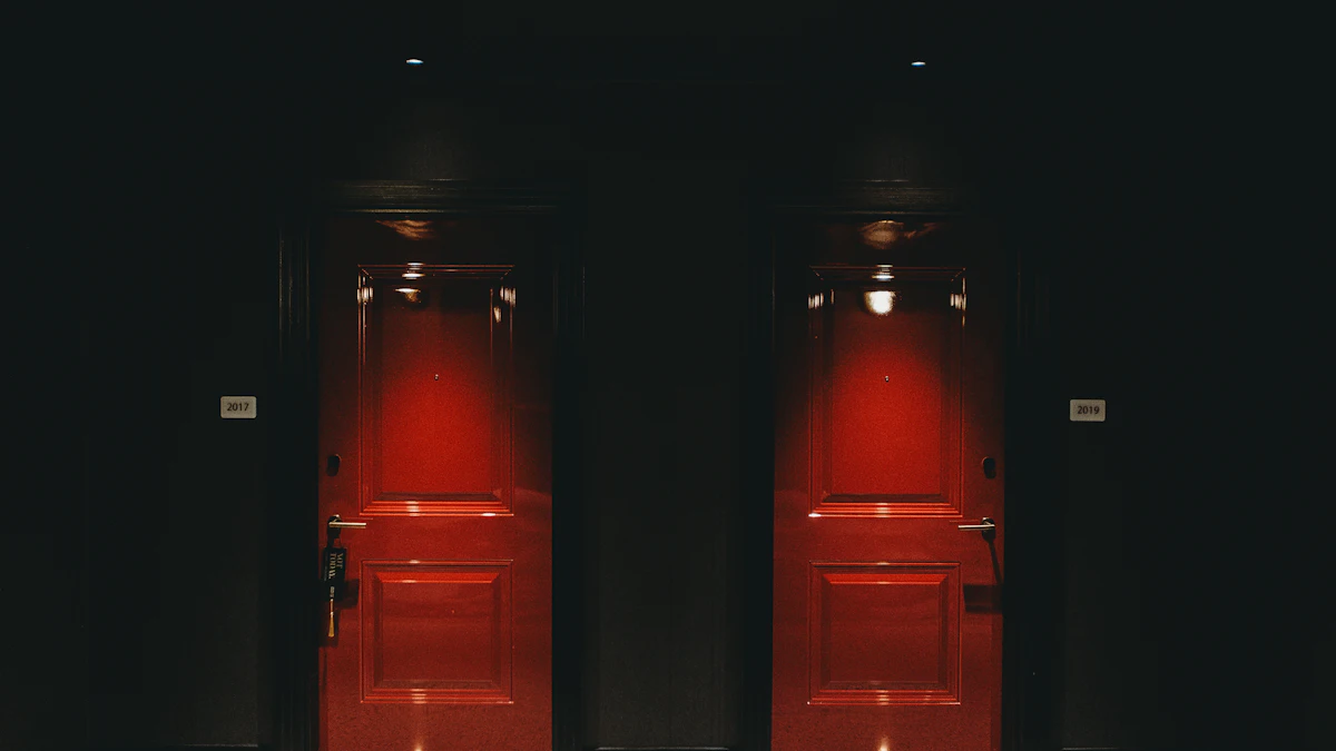 暗い部屋に並ぶ赤いドア