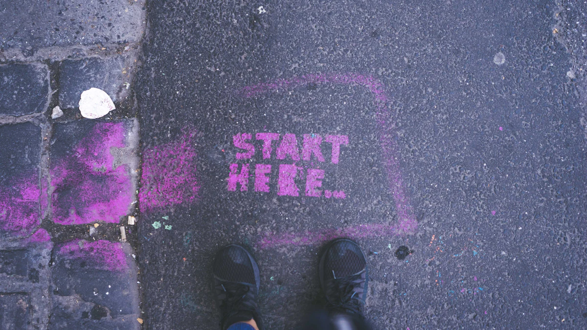 ピンクの背景に「START HERE」の文字