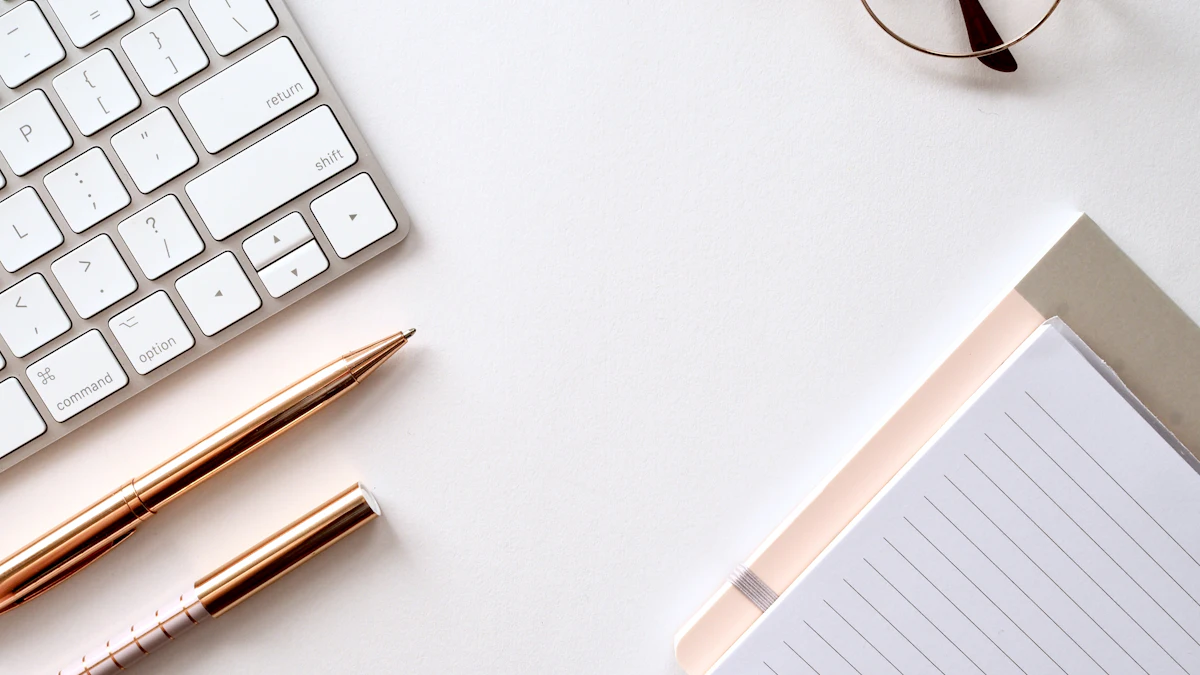 ノートとペン、眼鏡が置かれた机の上