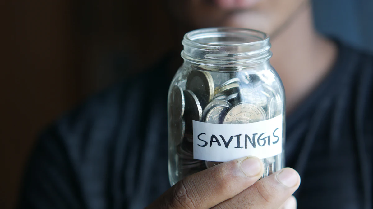 「SAVINGS」ラベルのコイン入り瓶を持つ人
