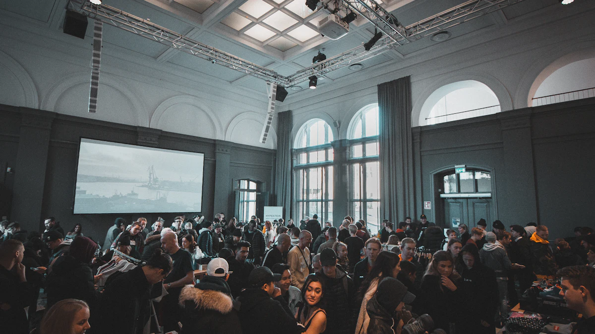 イベント会場で交流する人たち