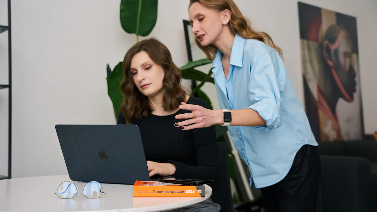 ノートPCを前に話す二人の女性