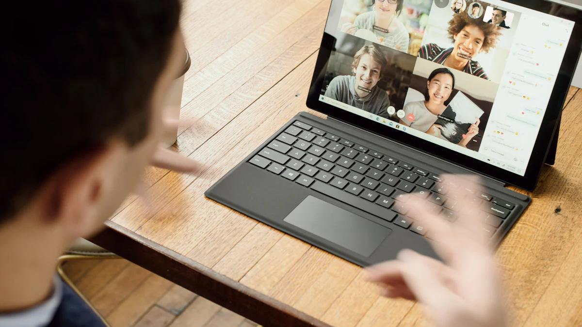 ノートPCでビデオ通話をする人