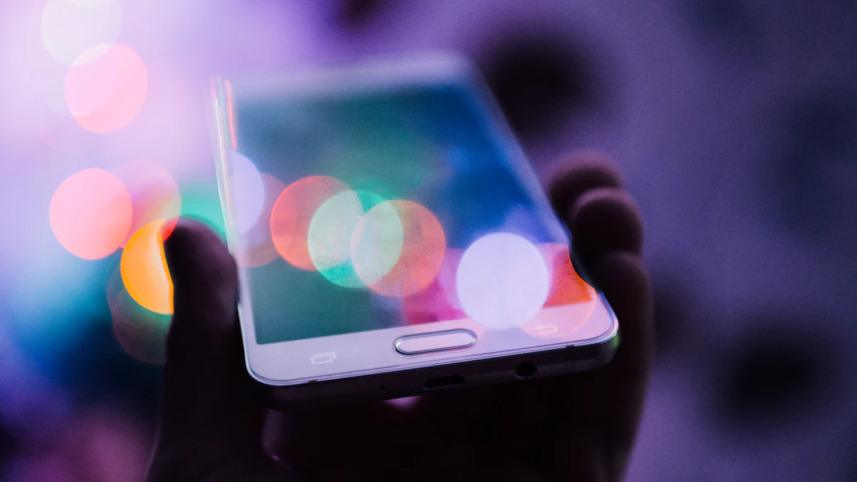 スマートフォンを手に持つ手元と背景の光のボケ