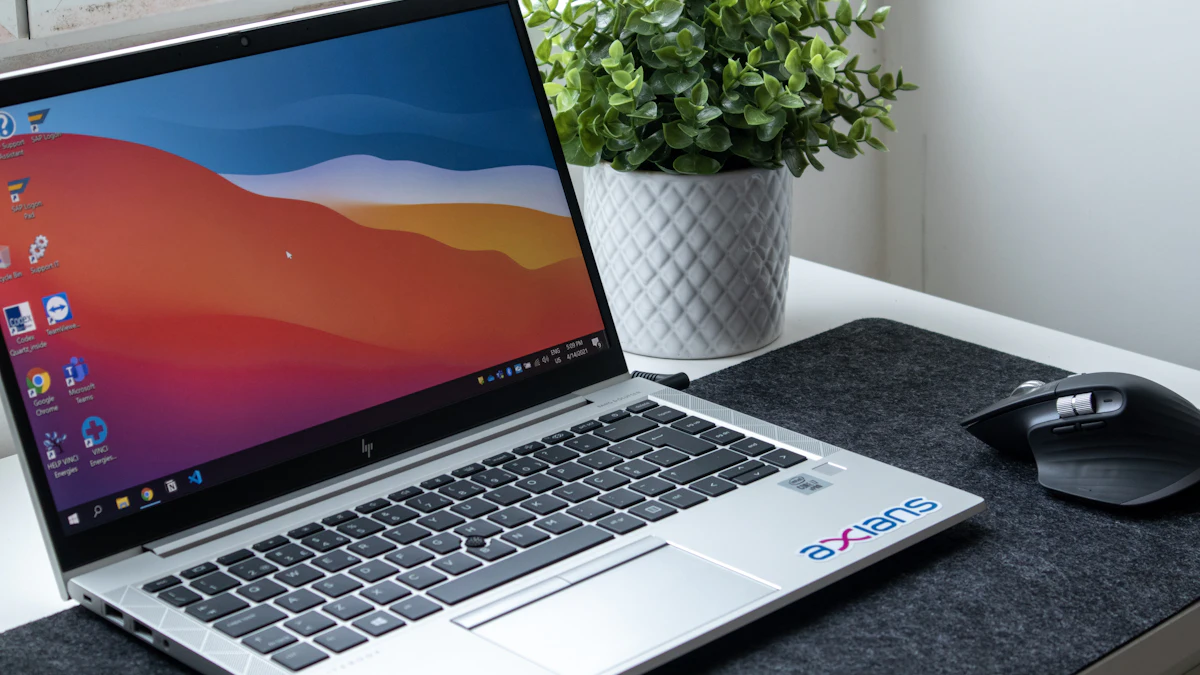 自宅の机の上のノートPC