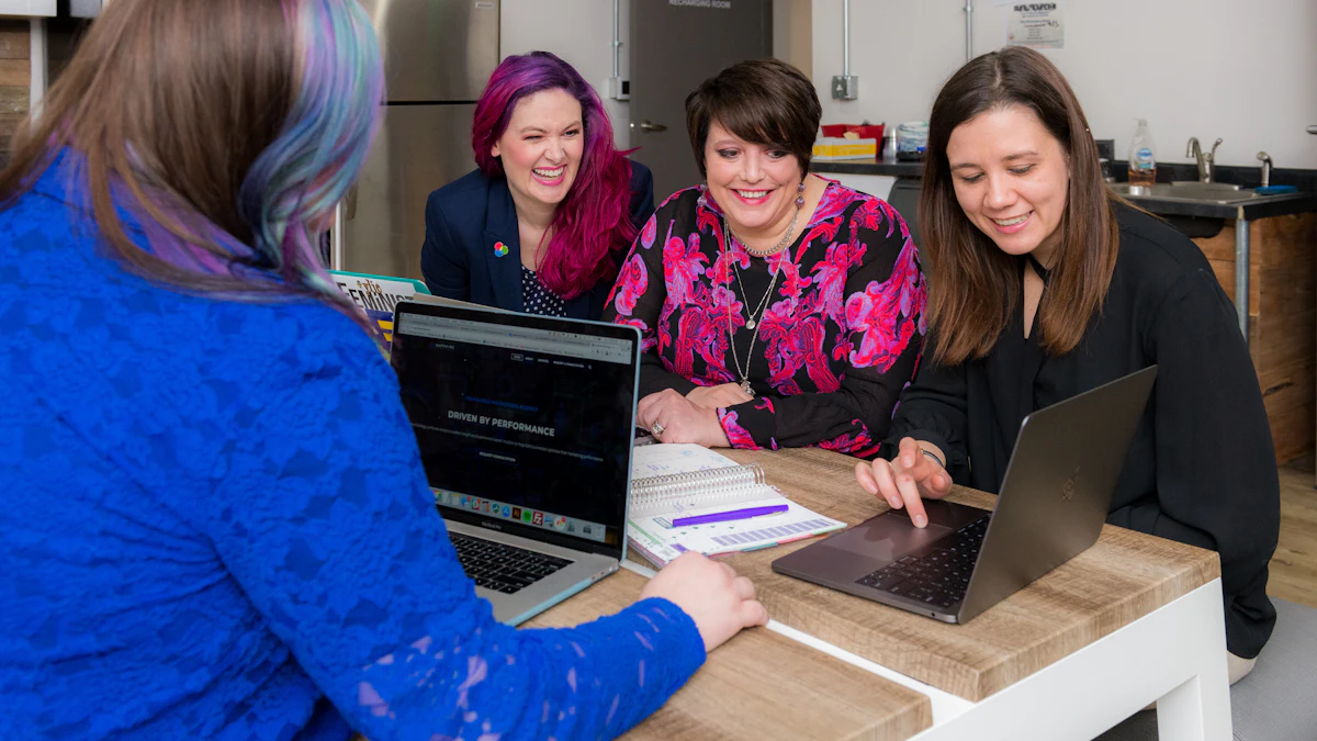 ノートPCで学習する女性