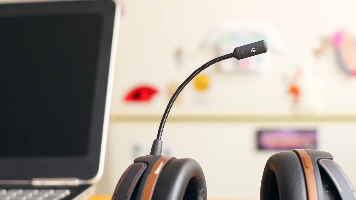 ノートPCの横に置かれたヘッドセット